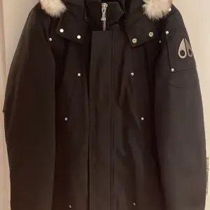 Hej säljer min jacka, använd två vintrar. Väldigt fint skick både jackan och pälsen. Köpt från A6 season Jönköping. Kvitto finns sjävklart också! 