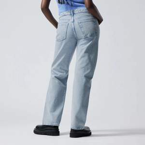 Säljer dessa arrow low straight jeans från weekdey i färgen ljusblå, jag har andvänd dem fåtal gånger och säljer dem då jag upplever att dem är lite för små för mig, kontakta mig vid intresse😊💕