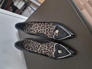 Klackskor  - Svarta klackskor  med ett vitt hjärta på