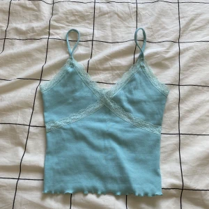 Blått linne - Blått ribbat linne med snygga detaljer från Gina Tricot i storlek S.