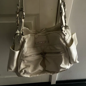 Armani jeans väska  - Väska från Armani! Skitsnygg och rymlig 🪐 helt felfri