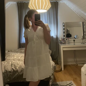 Klänning - Jättefin vit balongklänning i mycket fint skick 