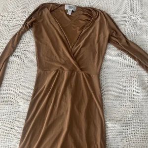 Rebecca Stella klänning  - Nude färgad klänning, stäcker sig ovanför knäna. Storlek XS. Haft på mig en gång. Originalpris 399 kr. Säljer för 99 kr. 