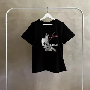 Graphic t-shirt  - En omärkt tshirt hittad på secondhand. 