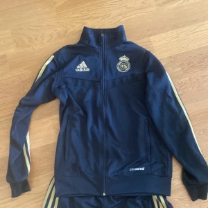 Real Madrid dress  - Tjena! Säljer nu detta real madrid set från säsongen 11/12 har jag för mig, då jag aldrig använder det längre.  Använd men bra skick, inga skador osv. Ny pris 1300kr, mitt pris 400kr, Köparen står för frakt. 