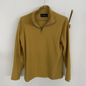 Senapsfärgad sipper-tröja från Sioux - Jättefin tröja från Sioux. Säljer pga för liten. 