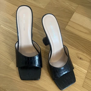 Svarta högklackade  - Oanvända svarta högklackade skor.  Storlek 39. Oanvända. Originalpris 449 kr. Säljer för 150 kr, exklusive frakt. Pris går att diskutera. 