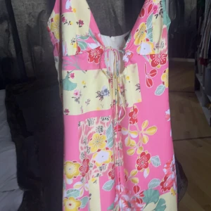 Snygg klänning från zara - En gullig klänning ifrån zara, säljer då den i te passar mig.