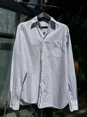 Aspesi skjorta  - Riktigt fin Aspesi skjorta införskaffad men tyvärr dåligt använd.   Storleken är 41/16 vilket är som en M jag är 180 och den sitter riktigt fint  Vid frågor tveka inte på att höra av er!  Har fler skjortor och annat gott så kika in på profilen vetja