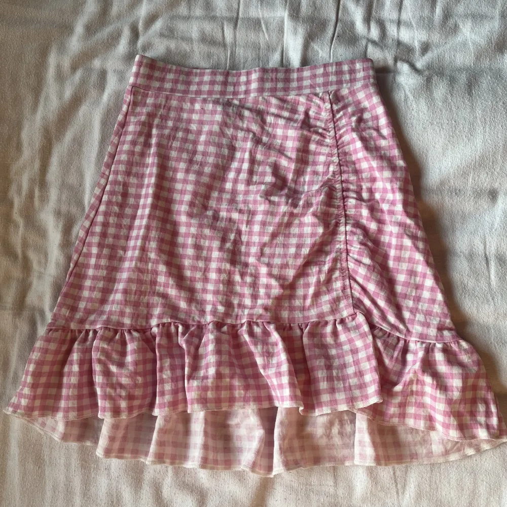 fin rosa kjol ifrån gina, använd väl men inga synliga defekter och går absolut att använda mycket mer! vet inte hur mycket jag köpte för, men säljer för 100. säljes pga för små för mig, tror att de är mer som XXS . Kjolar.