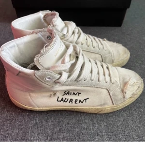 Ysl skor - Intressekoll på dem coolaste sneakers från Yves saint Laurent, nypris runt 6000 (ska se slitna ut, annars i nyskick)