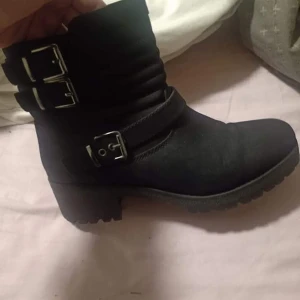 Stövlett/boots - Inget att anmärka. Endast swish! 