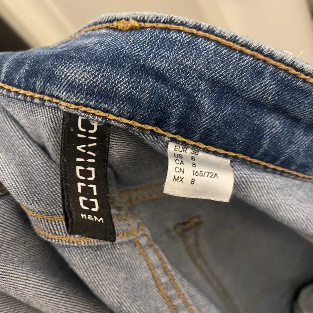 Ripped jeans från Divided (H&M) i storlek 38.  Plagget finns i Ursvik, Sundbyberg om du önskar hämta det.. Jeans & Byxor.
