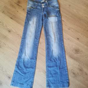Lågmidjade vida dolce gabbana jeans i storlek 26. Innerbenslängden 78. Vidd vid benen 23 cm