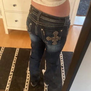 Miss me low waisted jeans - Säljer dessa as balla jeans från Miss Me! De är i storlek 30. 🫶🏼Om du är intresserad eller har några frågor, skriv privat. Tryck gärna på köp nu! Köparen står för frakten💘💘💘
