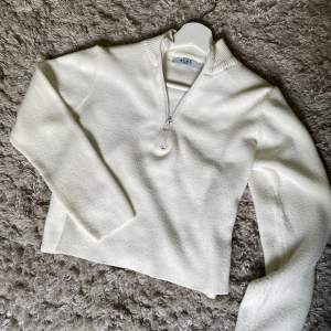 Vit/beigevit stickad tröja ifrån NAKD, storlek xs, 140