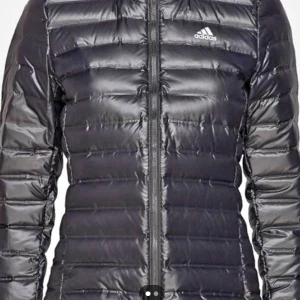 Vårjacka  - En adidas vårjacka jätte bra skick.