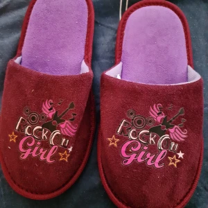 tofflor strl 35/45 - Jättefina tofflor vinröda med texten Rock on Girl. Jättefina och fräscha. Endast provade. I priset ingår spårbart