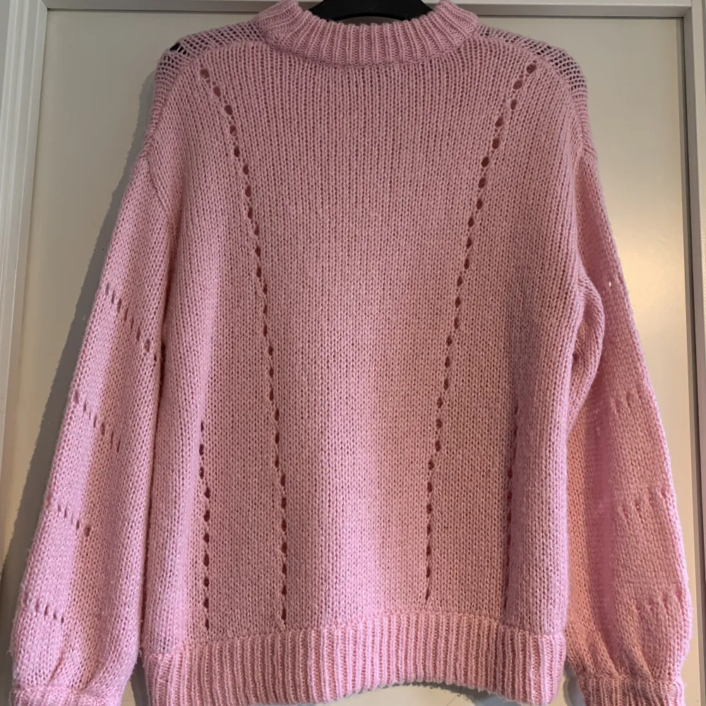 Stickad rosa tröja från ginatricot i storlek S, den är större i storleken så passar även dem med storlek M. Inga defekter! . Stickat.