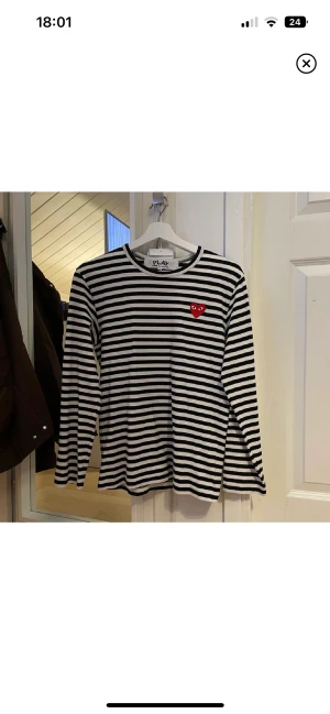 CDG tröja  - Långärmad från COMME des GARCONS. 