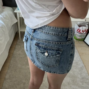 Jeanskjol - Minikjol i jeans från h&m köpt förra sommaren men inte används! 38 men känns mer som 36. Passa på att köpa nu då jag flyttar utomlands på onsdag!! Allt ska bort ⚠️⚠️
