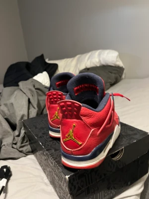 Jordan 4 Fiba - Storlek 42   Orginal låda finns och allt som kommer med i lådan när man köper domhär 