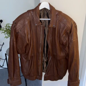 Vintage skinnjacka - Säljer farsans skinnjacka från ungdomen, i fantastiskt skick i äkta skinn, från 80talet. Sjukt snygg utan skavanker och hade använt den själv om den passat! Går att ta av armarna för att få en cool väst! ☺️ Kontakta mig för fler bilder eller frågor 💛🌼