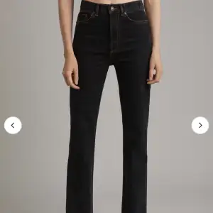 Super fina svarta jeans från Jeanerica som jag tyvärr måste sälja pga de inte passar mig längre😢💓 nypris 1900kr. Storlek w28 l34. Hör av dig för frågor & bilder 