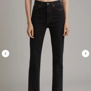 Jeanerica jeans - Super fina svarta jeans från Jeanerica som jag tyvärr måste sälja pga de inte passar mig längre😢💓 nypris 1900kr. Storlek w28 l34. Hör av dig för frågor & bilder 