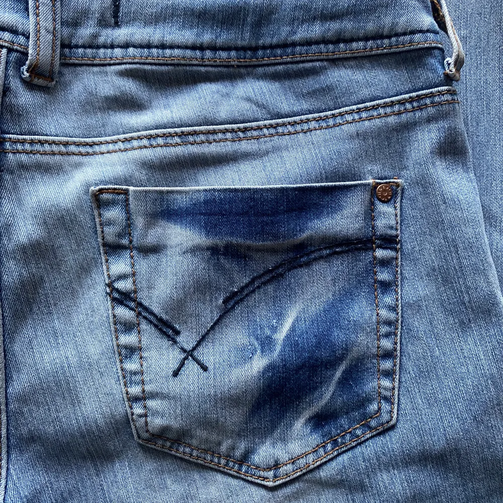 Straight jeans med låg midja💗 säljer då jag har många liknande!. Jeans & Byxor.