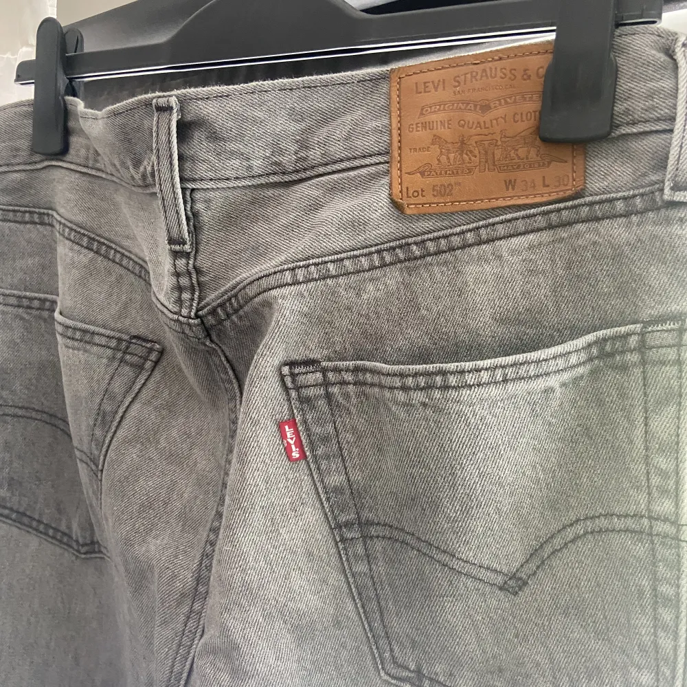 Levis jeans! Är klippta nedtill för lite mer flare-fit. modell 502. . Jeans & Byxor.