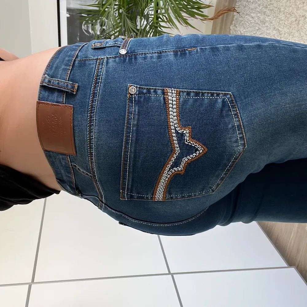 Bootcut midwaist jeans köpta från secondhand, väldigt stretchiga och coola sömmar på rumpan👌🏻🙌🏻. Jeans & Byxor.