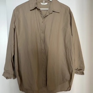 Skjorta  - Hm skjorta beige/brun i storlek S, knappt använd