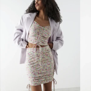 Kjol och topp - Säljer det här super fina blommiga sättet från Gina Tricot. Snörena gör så att man kan justera hur lång man vill ha kjolen och hur man vill att toppen ska sitta. Använda typ 2 gånger och tvättat några gånger men är helt i nyskick💕