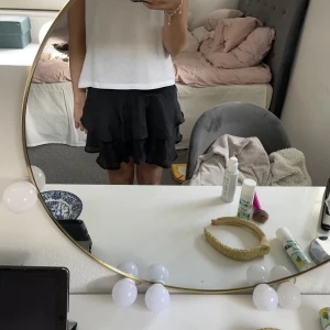 Svart kjol - Säljer denna svarta kjol då den ej används längre. Superbra skick!