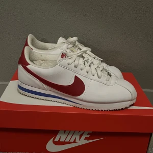 Nike classic cortez - Herrskor. Endast använda två gånger, fint skick. Frakt ingår inte 