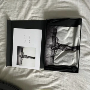 Limitato T-shirt  - Säljer en t-shirt i skicket 9/10 utan några defekter | box med följder | nu pris ligger på 1699kr men säljs nu för 899kr