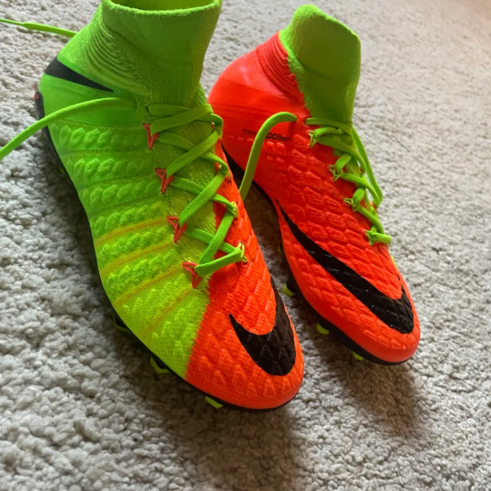 Ett par extremt sällsynta hypervenom med strumpa, icke använda! Dessa tillverkas inte längre, säljs på eBay runt 2-4 tusen kr! Storlek 36,5 Möts upp runt Stockholmsområdet!. Skor.