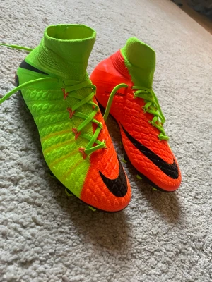 Hypervenoms med strumpa  - Ett par extremt sällsynta hypervenom med strumpa, icke använda! Dessa tillverkas inte längre, säljs på eBay runt 2-4 tusen kr! Storlek 36,5 Möts upp runt Stockholmsområdet!