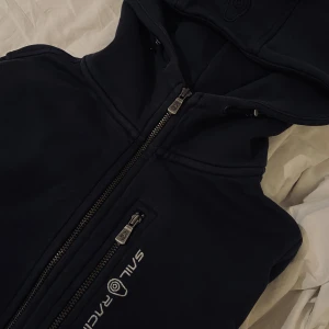Sail Racing Hoodie - säljer min mörkblåa sail racing hoodie då den inte används längre. pris kan diskuteras! (köpare står för frakten)🚚