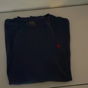 Ralph Lauren tröja - Skön Ralph Lauren tröja! Sitter ganska bra på mig, som är 175cm. Kommer dock inte till användning, säljer därför för 50kr💯. Skick 9/10