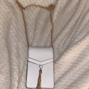 Handväska  - Säljer väska som jag har fått i present av en kompis, helt ny oanvänd.