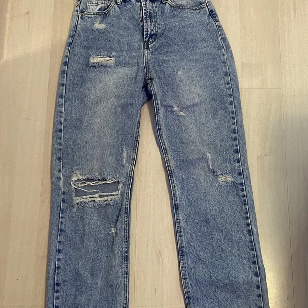 Fina högmidjade jeans, aldrig använda, fint skick men knappen är borta på dom.. Jeans & Byxor.