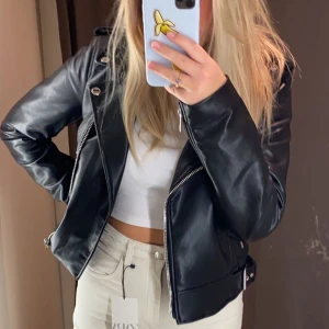 Skinnjacka - Skinnjaxka från Zara i jättefint skick!💕 Köparen står för frakten