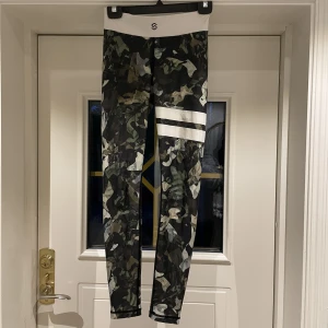 Stronger tights - I bra skick  Finns två fläckar på de vita på ena benet (syns på sista bilden) Storlek S 