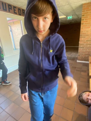 säljer charlie och erica  - charlie är extremt delulu för bangchan och tzuyu och erica är dödligt kär i lisa och zendaya akta er där ute