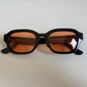 Colorful Standard Solglasögon 01 - Model 01 från Colorful Standard i orange. Knappt använda.