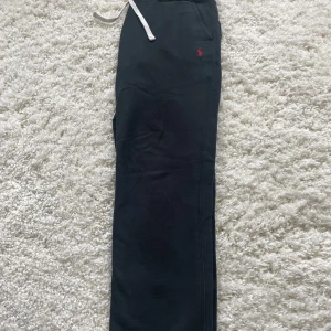 Utsläppta Ralph Lauren Byxor - Gamla modellen Ralph Lauren Byxor ”utsläppta” alltså straight fit Storlek L passar M bättre