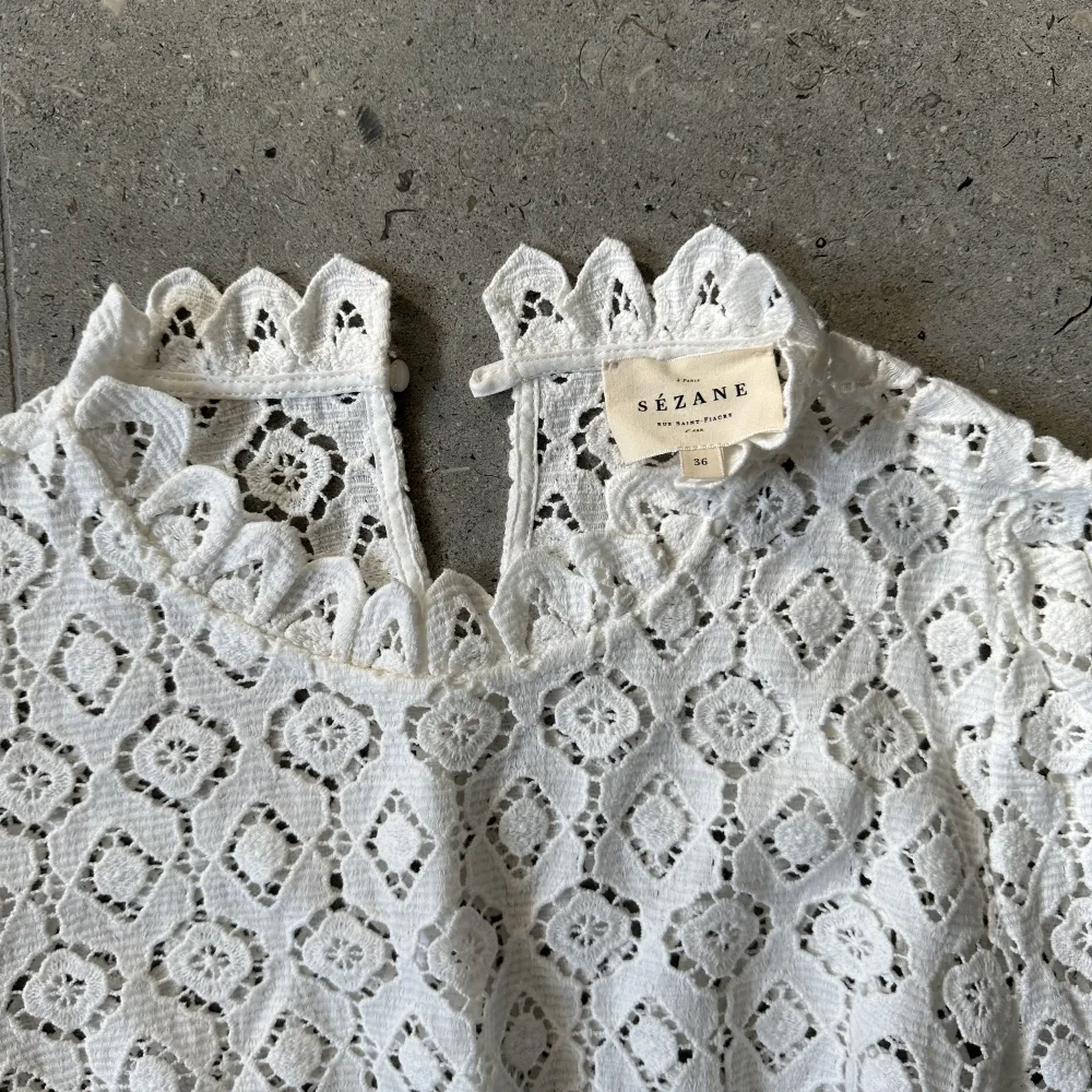 Embroidery blouse from Sezane Color white  Size FR 36 EU 34. Blusar.
