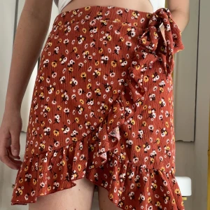 Volangkjol från Gina Tricot  - Jättefin volang med knyte från Gina Tricot. Perfekt till sommaren. Fraktkostnad kan tillkomma. 